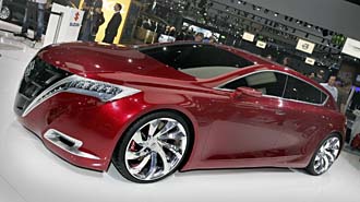 En röd bil visas upp på en bilsalong. (AI text)