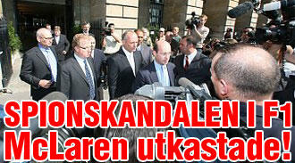 En grupp personer står framför en bil. (AI text)