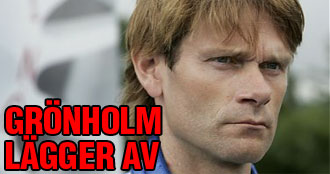 En man i ett blått skjort och blåa jeans tittar på kameran. (AI text)