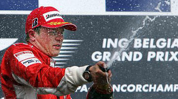 person firar efter att ha vunnit grand prix (AI text)