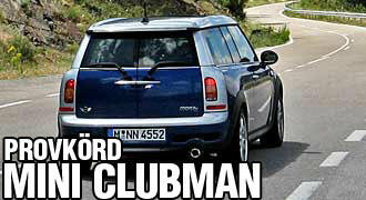 En Mini Cooper S kör ned en väg. (AI text)
