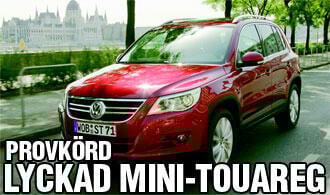En Volkswagen Tiguan kör nerför gatan. (AI text)