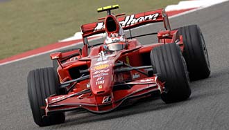 En Ferrari F1-bil kör på en bana. (AI text)