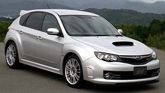 En vit Subaru WRX STI parkerad vid vägkanten. (AI text)