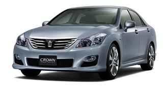 En silverfärgad Toyota Avalon sedan. (AI text)