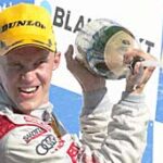 En racerförare firar efter att ha vunnit Audi A3-mästerskapet. (AI text)