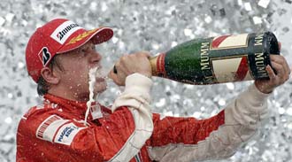 en racer som fester med champagne efter segern (AI text)