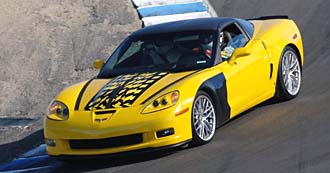 En gul Chevrolet Corvette C7. (AI text)