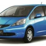 En blå Honda Fit (AI text)