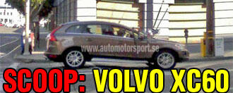 En Volvo XC60 parkerad på en gata. (AI text)
