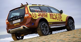 En SUV parkerad på en strand. (AI text)