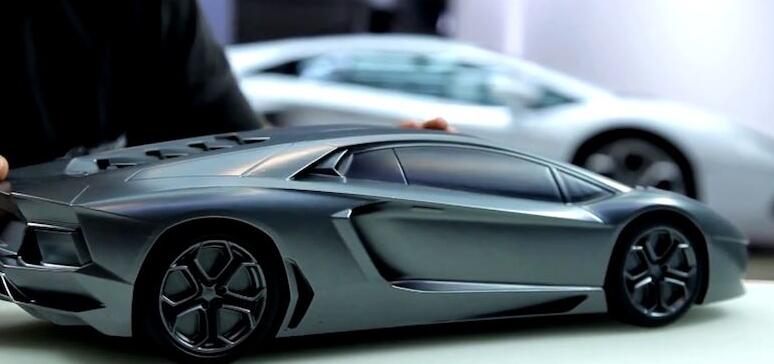 En man står bredvid en modell av en bil. (AI text)