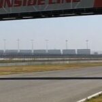 en race car körande längs en bana (AI text)