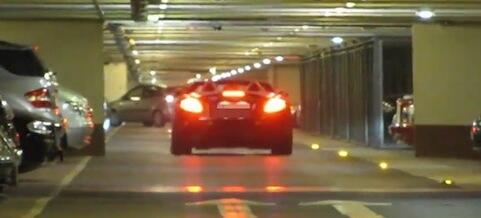 En parkeringsgarage med bilar parkerade i den. (AI text)