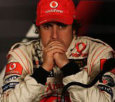 En racerförare sitter på ett podie under en presskonferens. (AI text)