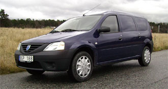 En liten blå bil parkerad vid vägkanten. (AI text)