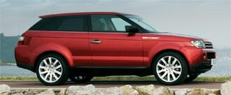 En röd Range Rover parkerad vid en stenig kust. (AI text)