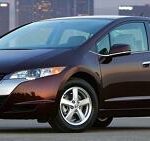 En Honda Fusion parkerad framför en stad. (AI text)