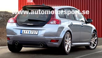 En Volvo V40 CC parkerad framför ett rött byggnad. (AI text)