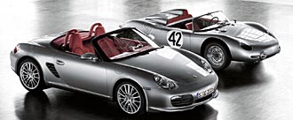 Bilar: två Porsche Boxster parkerade i en garage. (AI text)