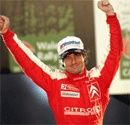 en racer firar segern efter att ha vunnit gp dubai (AI text)