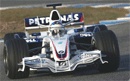 En BMW F1-bil kör längs en racerbana. (AI text)
