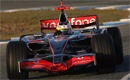 En Mercedes McLaren F1-bil kör på en bana. (AI text)