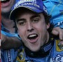En racerförare firar efter att ha vunnit Formel 1-världsmästerskapet. (AI text)