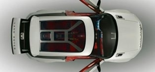 En vit bil med en röd taket. (AI text)