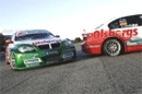 Två BMW M3 tävlar på en bana. (AI text)