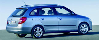 En silverfärgad bil parkerad vid en väg. (AI text)