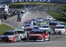 En racebil kör nerför banan. (AI text)