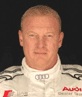 Audi-förare Adam Sandler poserar för en foto. (AI text)