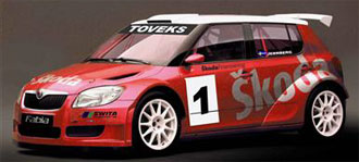 En röd Skoda Rally bil med ett vitt nummerskilt. (AI text)