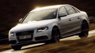 En Audi A4 S4 kör på en väg. (AI text)