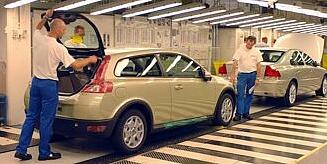 En bil sätts ihop i en fabrik. (AI text)