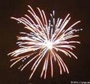 Elaka firar exploderar över en stad (AI text)