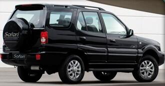 En svart SUV parkerad framför en byggnad. (AI text)