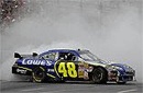 En NASCAR-bil kör längs banan. (AI text)
