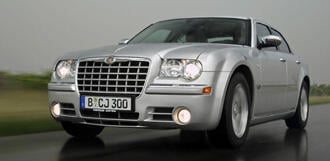 Chrysler 300 är en imponerande biltmodell från Chrysler som bjuder in till bekvämlighet och stil. (AI text)