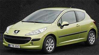 En grön Peugeot 208 parkerad på svart bakgrund. (AI text)