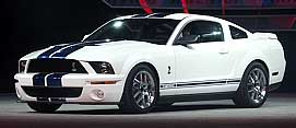 En vit Ford Mustang GT (AI text)