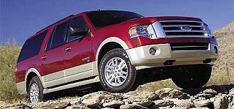 En röd Ford Expedition XLT parkerad på en stenig backe. (AI text)