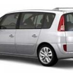 En silverfärgad minivan på en vit bakgrund. (AI text)