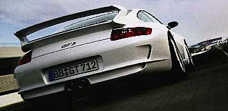En vit Porsche 911 GTS kör på en racerbana. (AI text)