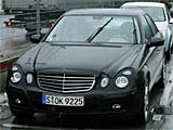 Mercedes E-klass parkerad i en parkeringsplats (AI text)