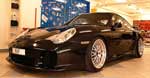 En Porsche 911 GTS parkerad i en showroom. (AI text)