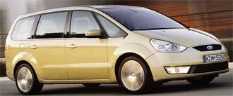 En gul Ford Galaxy kör nerför gatan. (AI text)