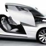 En vit bil med öppna dörren. (AI text)