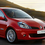 En röd bil kör längs en väg. (AI text)